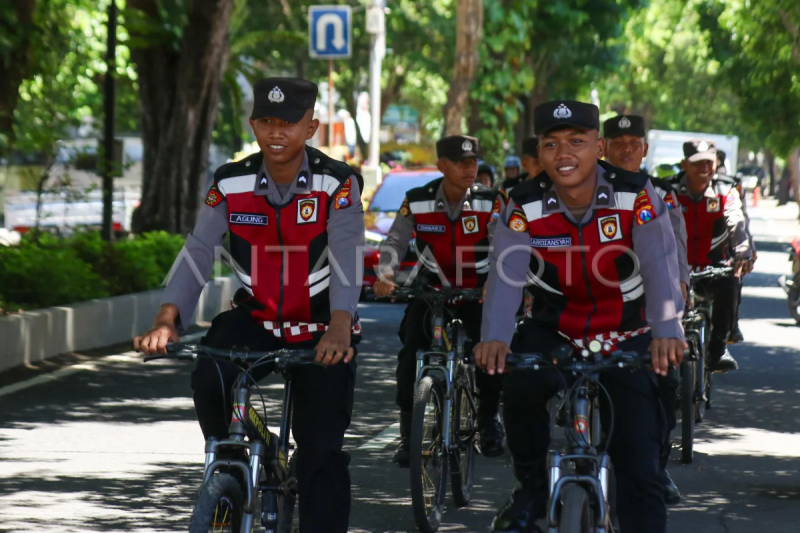 Polisi berpatroli dengan sepeda