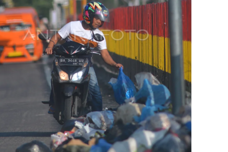 Tumpukan sampah di tempat pembuangan liar