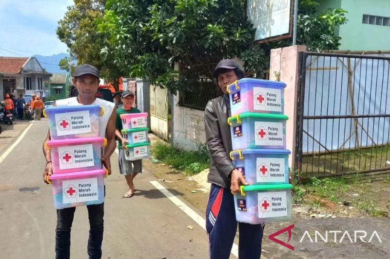 PMI Kota Sukabumi serahkan bantuan untuk penyintas angin puting beliung