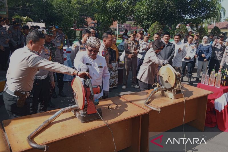 Polresta Cirebon membuat tugu udang dari knalpot bising hasil razia