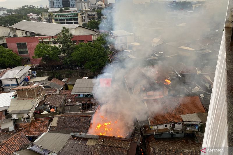 6 Unit mobil Damkar padamkan kebakaran padat penduduk di Braga Bandung