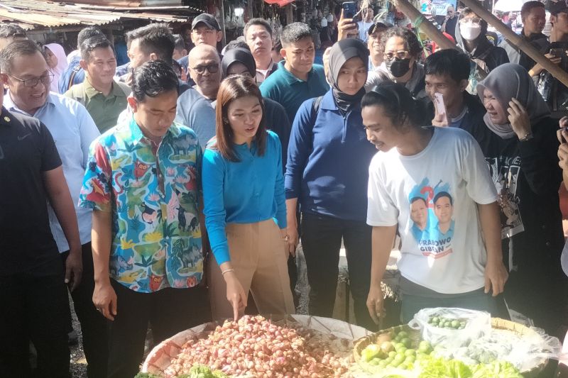 Gibran berbelanja sayur sambil menyapa warga di Pasar Depok