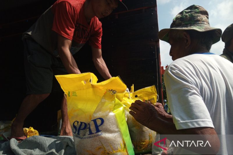 Bulog Cirebon distribusikan beras SPHP ke ritel modern jaga persediaan