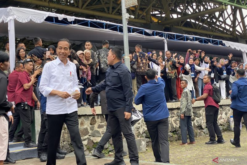 Presiden Jokowi menyapa ribuan nasabah Mekaar PNM di Kabupaten Bandung