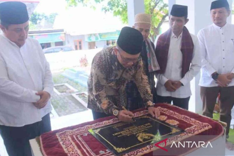 Hasil revitalisasi areal makam KH Ma'mun Nawawi di Cibarusah Bekasi diresmikan