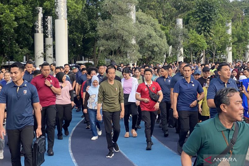 Presiden Jokowi berolahraga pagi di Gasibu Bandung sambil sapa masyarakat