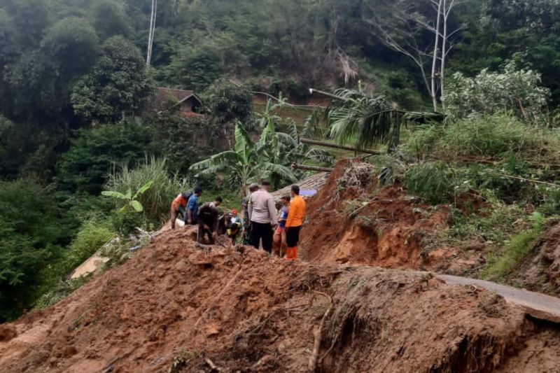 Polisi kosongkan 5 rumah warga di Garut karena terancam longsor