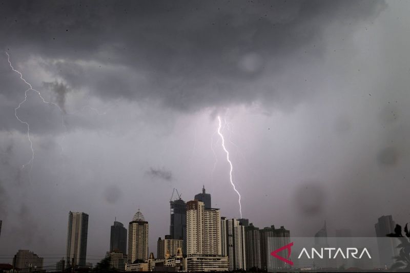 Dua wilayah di Jakarta, hujan disertai petir pada Selasa siang