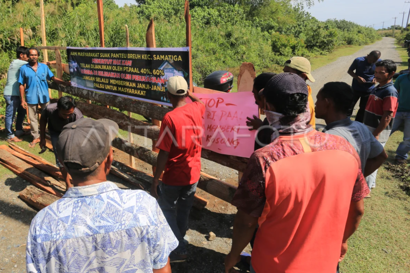 Aksi penutupan jalan PT PAAL di Aceh Barat