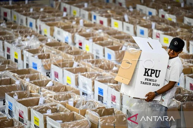 KPU Padang mulai menyortir dan melipat surat suara untuk pemilihan gubernur dan wakil gubernur Sumatera Barat