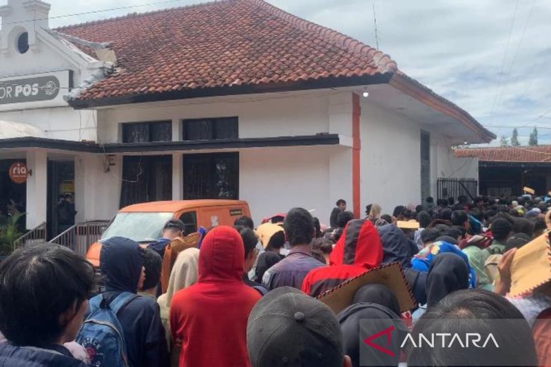 Kantor Pos terima 26 ribu berkas pelamar kerja ke pabrik sepatu di Cianjur