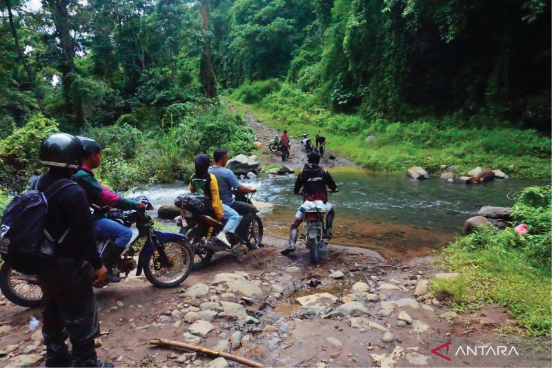 Jalan rusak menuju desa terpencil di Sumbawa