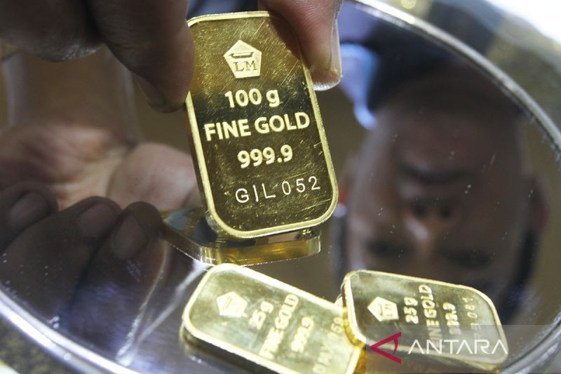 Harga emas Antam turun jadi Rp1,135 juta per gram