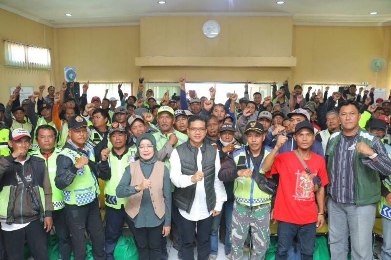 Pemkab Bandung salurkan 10.881 paket sembako untuk pengemudi ojek pangkalan