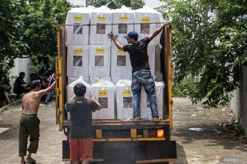 Pendistribusian logistik pemilu di Palembang