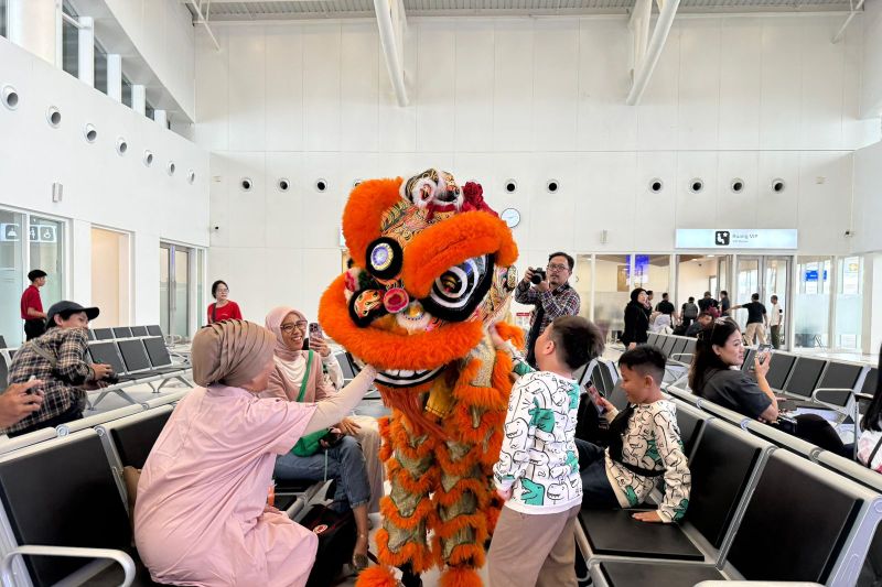 KCIC hadirkan atraksi barongsai di Stasiun Kereta Cepat Whoosh meriahkan Imlek