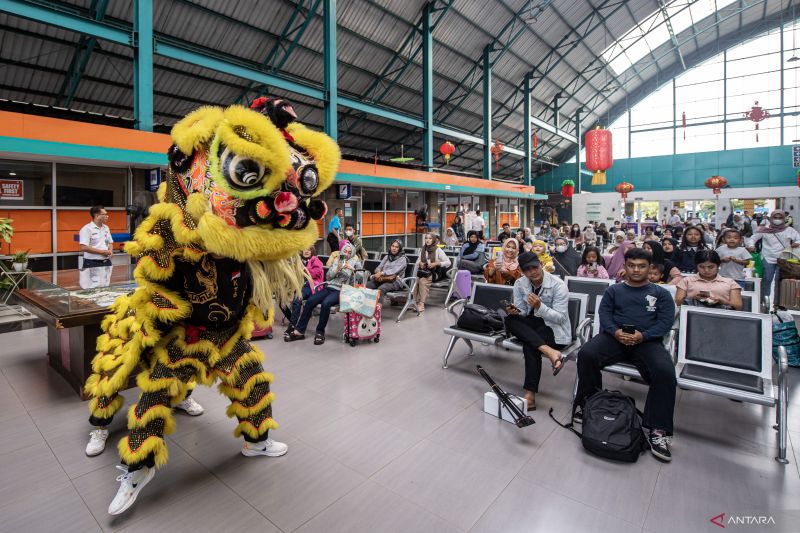 Pertunjukan barongsai di stasiun kereta api Kertapati Palembang