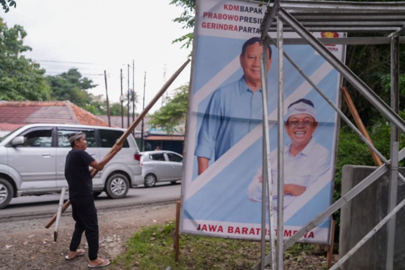 Dedi Mulyadi tertibkan sendiri APK Partai Gerindra dan Prabowo-Gibran pada masa tenang