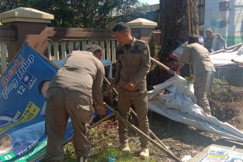 Bawaslu Tasikmalaya bongkar ribuan alat peraga kampanye pada masa tenang