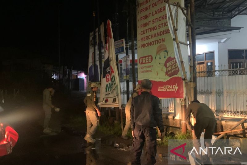 Bawaslu Cianjur bersama petugas gabungan tertibkan seluruh APK Pemilu