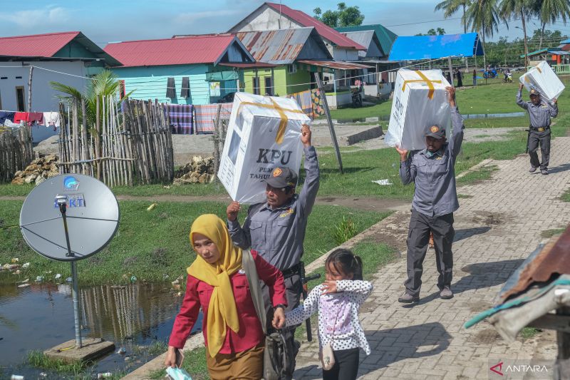 Distribusi logistik Pemilu ke Muara Sampara