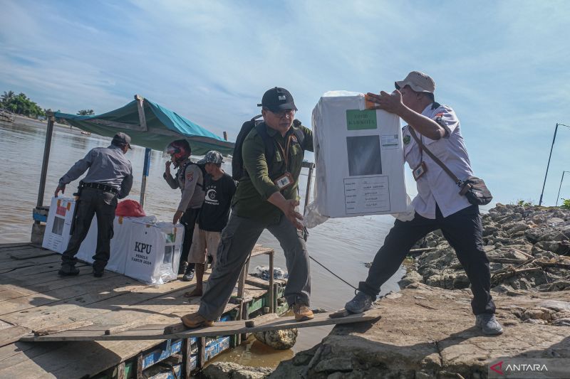 Distribusi logistik Pemilu ke Muara Sampara