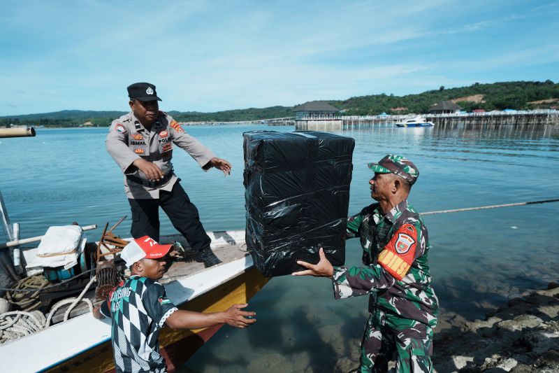 Distribusi logistik Pemilu di Pulau Saponda Laut