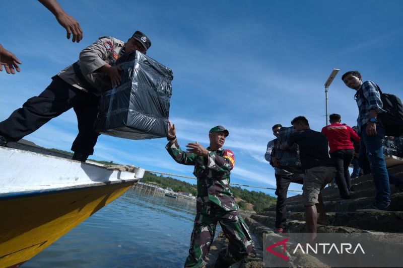Distribusi logistik Pemilu di Pulau Saponda Laut