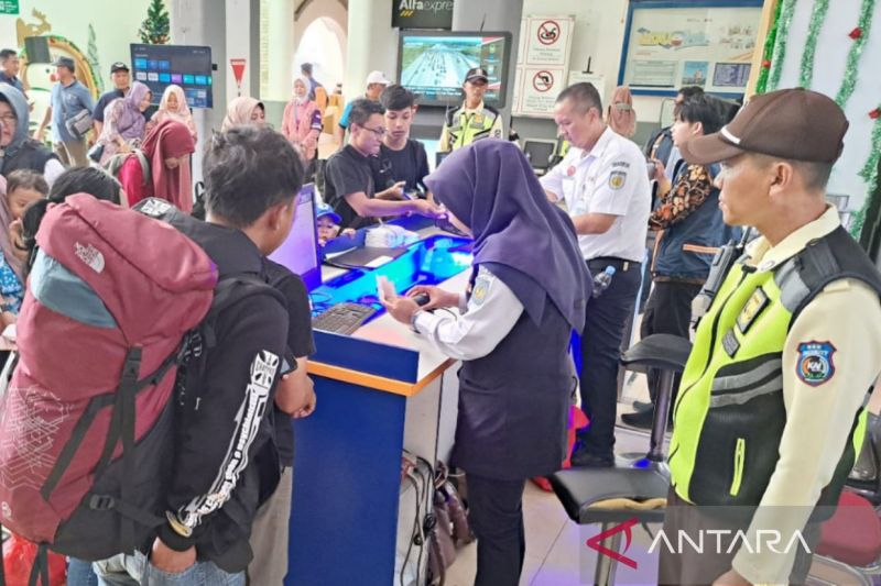 KAI Cirebon berangkatkan 24.803 penumpang di libur Isra Mikraj hingga Imlek
