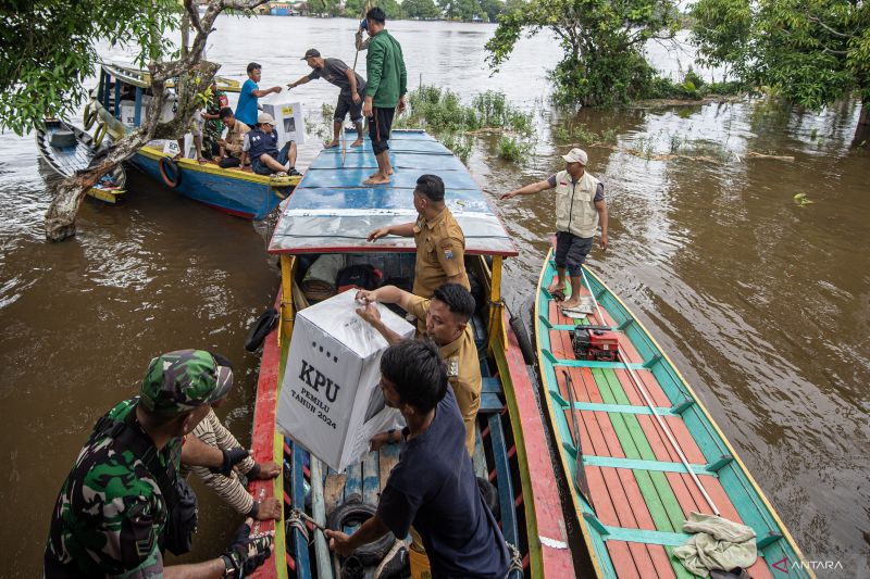 Distribusi logistik Pemilu ke daerah perairan sungai Musi