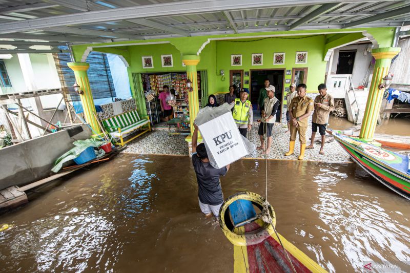 Distribusi logistik Pemilu ke daerah perairan sungai Musi