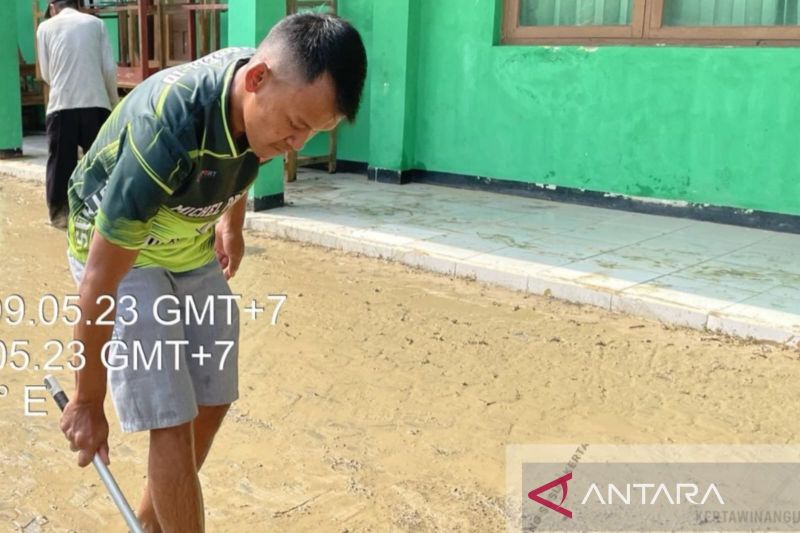 Tim gabungan dan warga gotong-royong bersihkan sisa banjir di Majalengka
