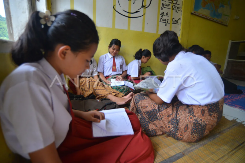 Belajar di lantai perumahan guru di Mentawai