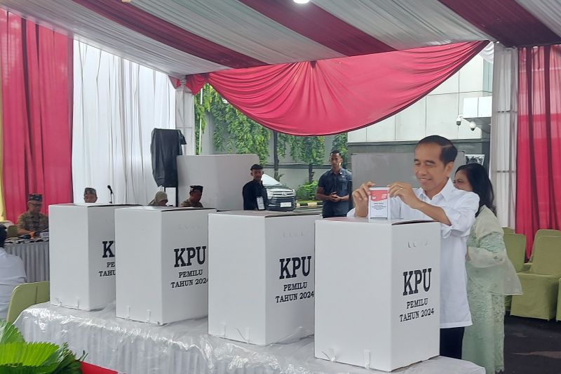 Presiden Jokowi dan Iriana mencoblos di TPS Gambir, Raffi Ahmad dan Nagita di TPS Depok