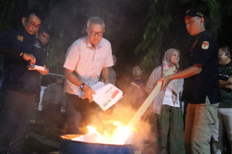 KPU Cirebon memusnahkan 2.820 surat suara rusak