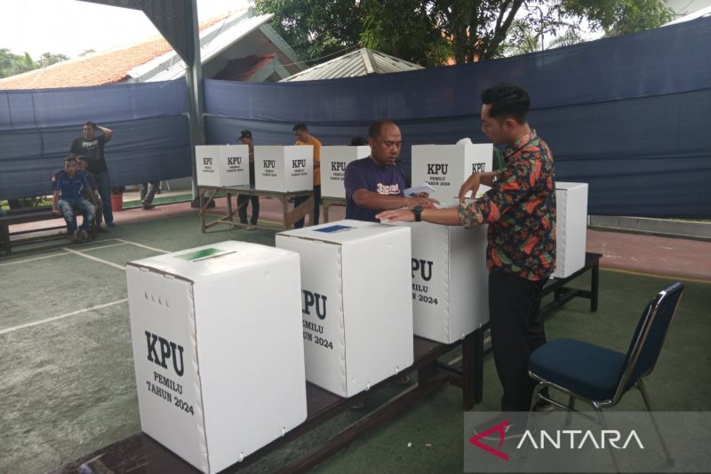 Ratusan warga binaan Lapas Kesambi Cirebon mencoblos di TPS khusus