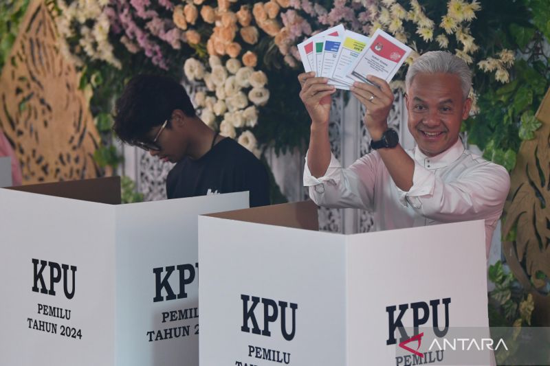 Ganjar Pranowo coblos Pemilu 2024 di Semarang