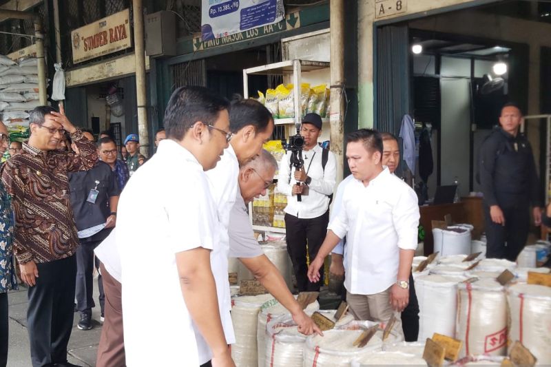 Presiden Jokowi sebut stok beras di Cipinang melimpah siap didistribusikan