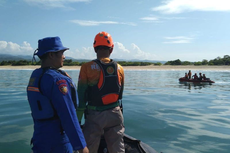 Tim SAR masih cari wisatawan yang hilang terseret ombak di Garut
