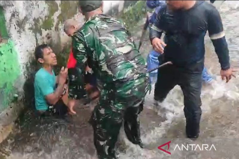BPBD Bogor evakuasi jasad korban tewas terpeleset ke saluran air