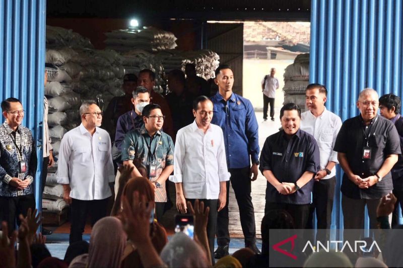 Bupati Bekasi dampingi Presiden Jokowi serahkan bantuan beras
