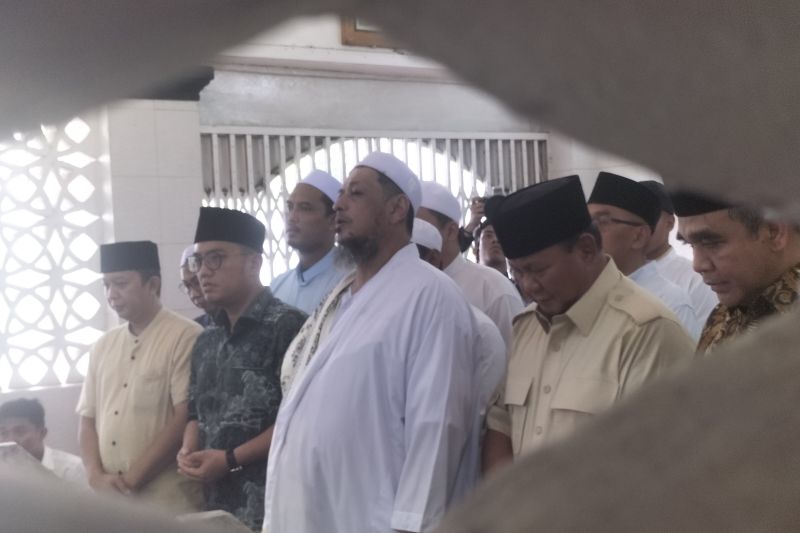 Prabowo disambut warga saat ziarah ke makam Habib Ali di Kwitang