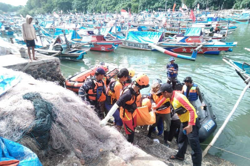 Tim SAR temukan pelajar yang terseret ombak di Pantai Karangpapak Garut