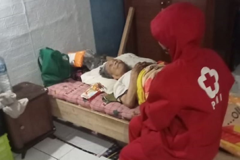 Tim gabungan Kota Sukabumi evakuasi perempuan lansia terjebak banjir