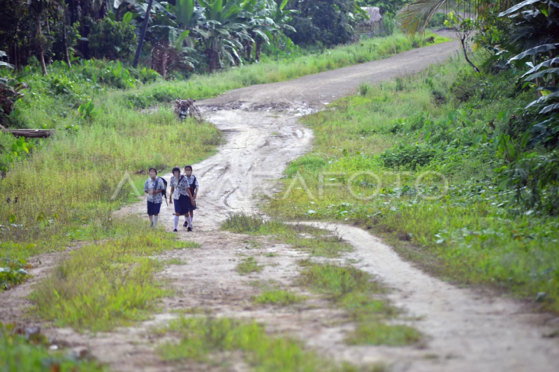 Pelajar berjalan kaki dari sekolah selama dua jam di Mentawai