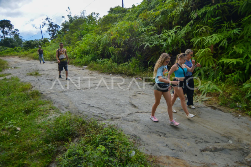 Wisata petualangan di pedalaman Mentawai