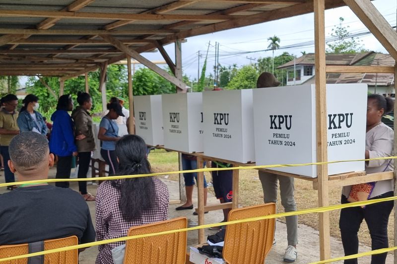 Warga Kabupaten Manokwari menyalurkan hak suara pada Pemilu 2024