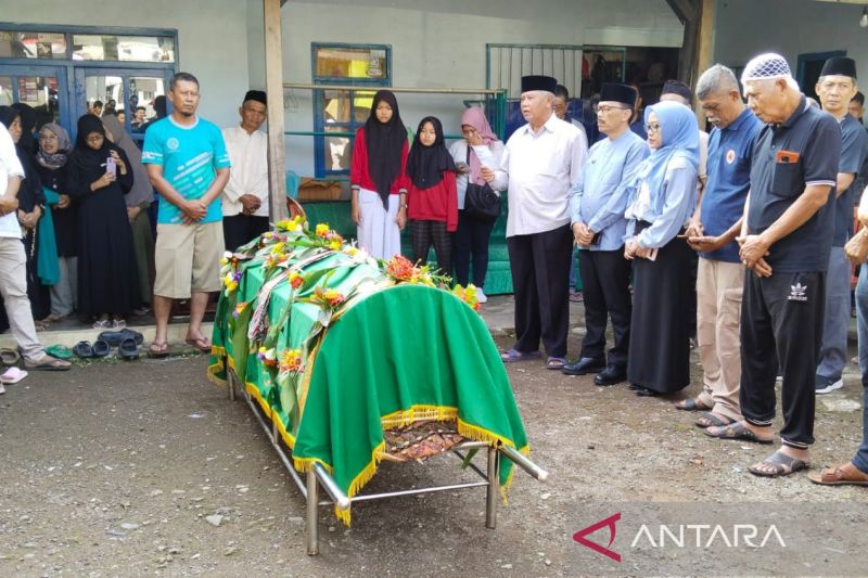 Pemkab Kuningan beri santunan Rp42 juta bagi ahli waris petugas KPPS