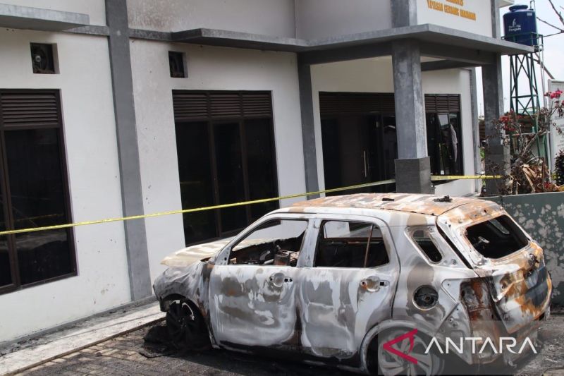 Polda Jawa Barat lakukan olah TKP pembakaran mobil caleg
