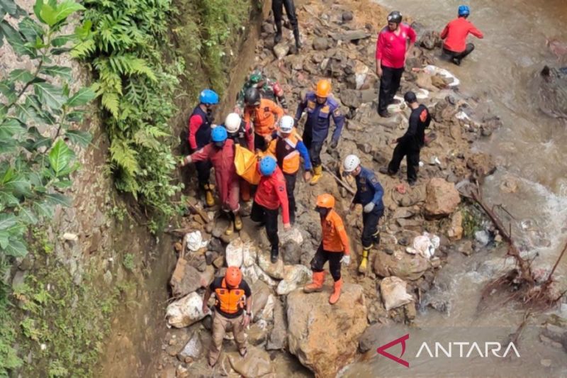Dua korban tertimbun longsor Muarasari Bogor meninggal dunia